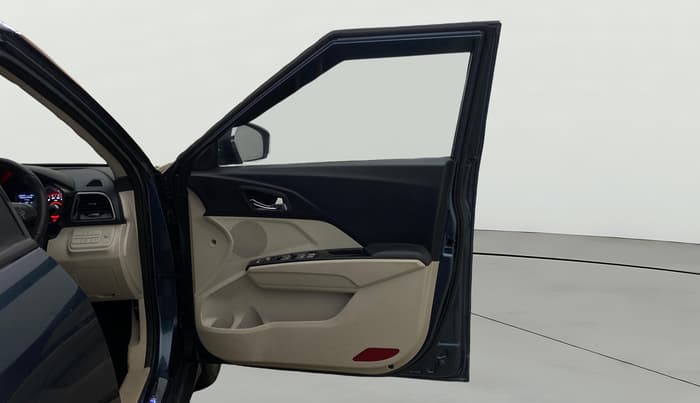 2022 Mahindra XUV300 W8(O) TURBO GDI, Petrol, Manual, 62,462 km, RHS Front Door