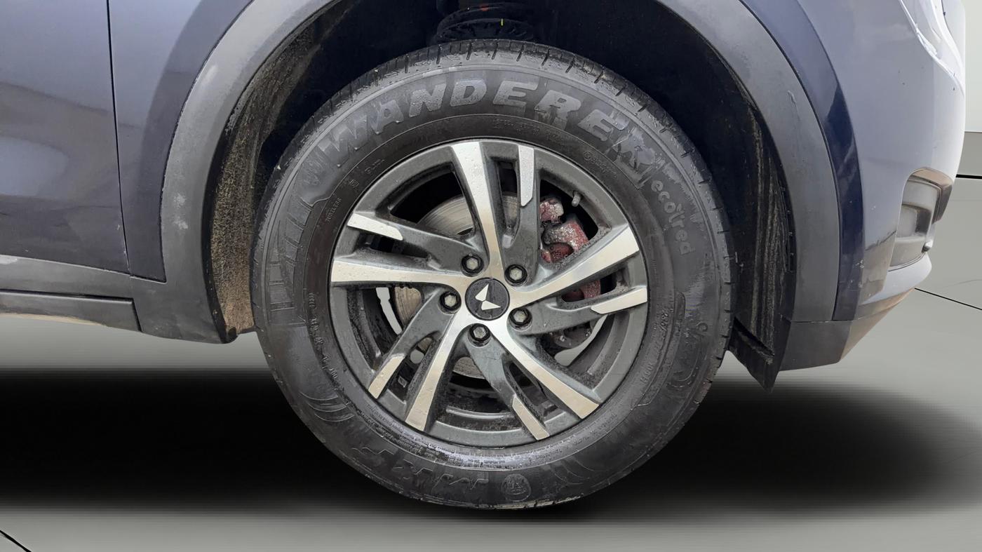 2023 Mahindra XUV700 MX P MT 5 STR, Petrol, Manual, 15,048 km, Right Front Wheel
