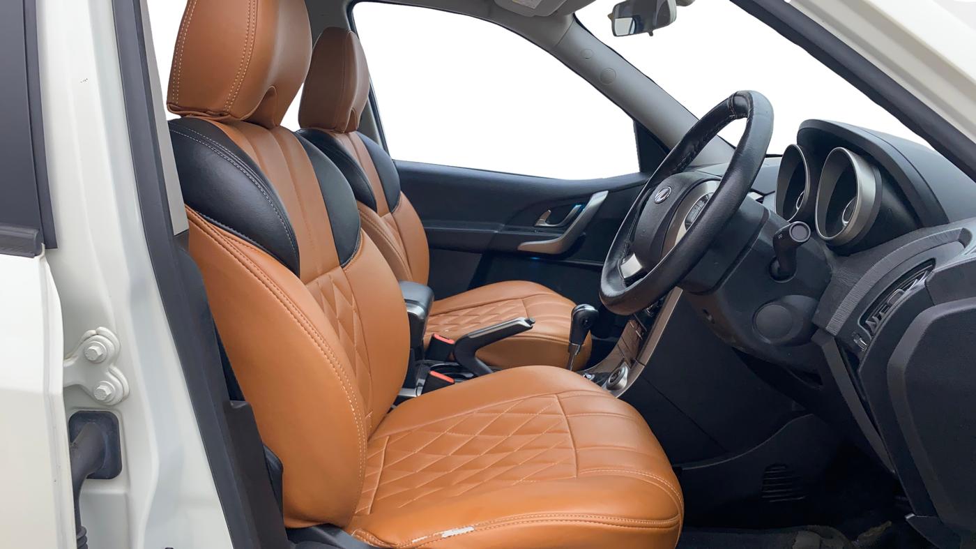 2020 Mahindra XUV500 W7 AT, Diesel, Automatic, 73,918 km, Right Side Front Door Cabin