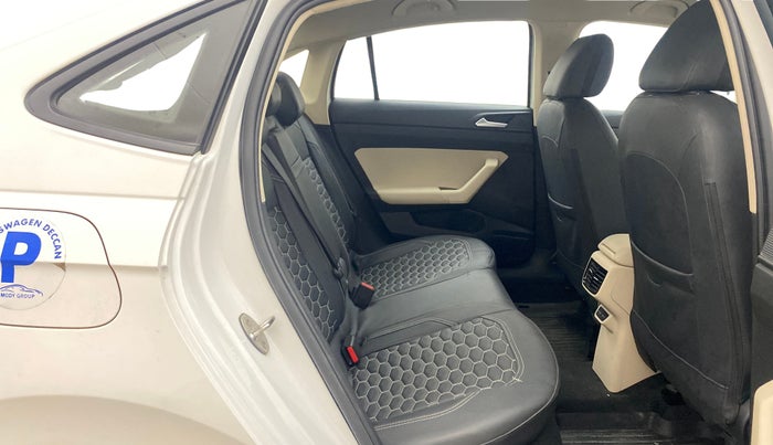 2022 Volkswagen VIRTUS HIGHLINE TSI 1.0 AT, Petrol, Automatic, 28,552 km, Right Side Rear Door Cabin