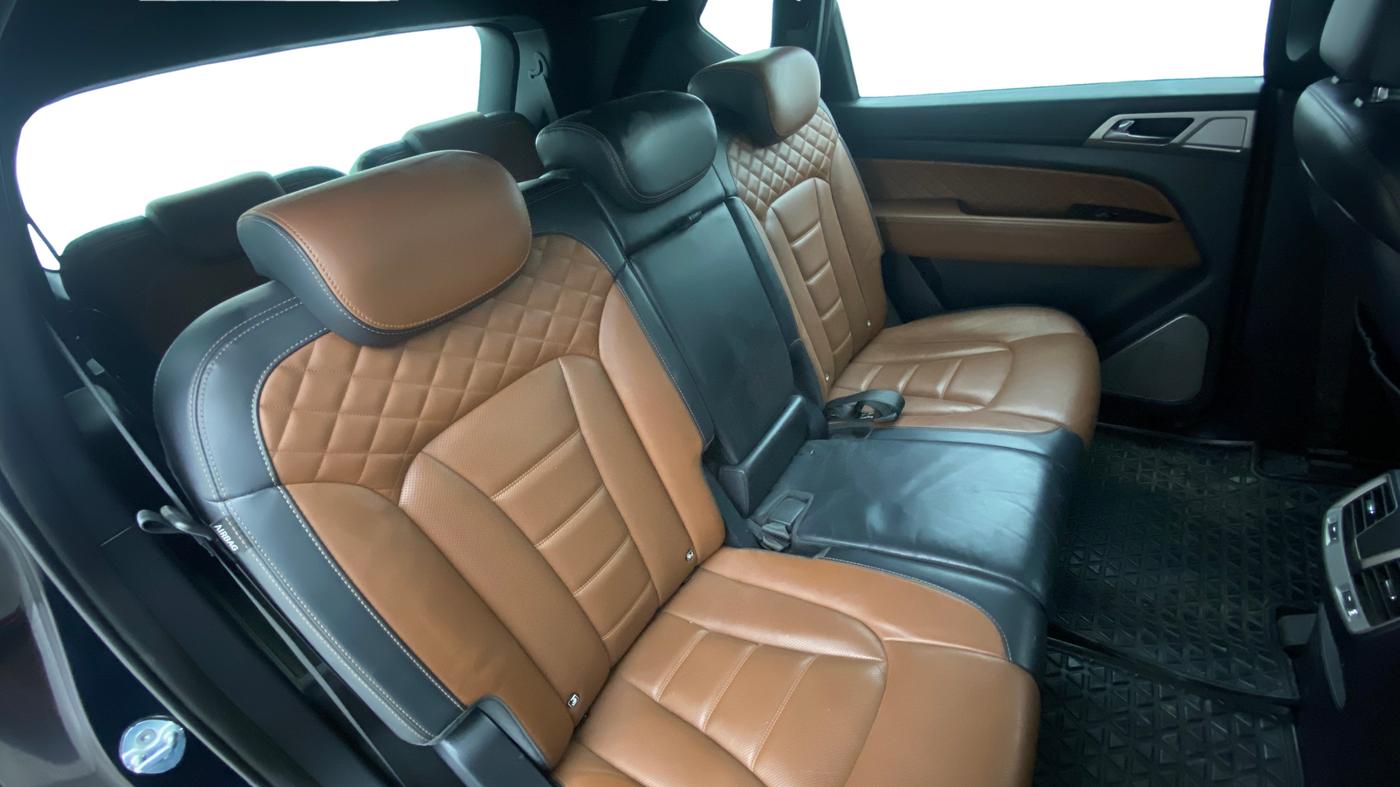 2019 Mahindra ALTURAS G4 4WD AT, Diesel, Automatic, 77,665 km, Right Side Rear Door Cabin