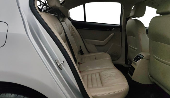 2016 Skoda Octavia AMBITION PLUS AT 1.8 TSI, Petrol, Automatic, 92,840 km, Right Side Rear Door Cabin