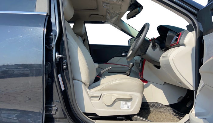 2023 Mahindra XUV300 W8 (O) 1.2 PETROL, Petrol, Manual, 13,938 km, Right Side Front Door Cabin