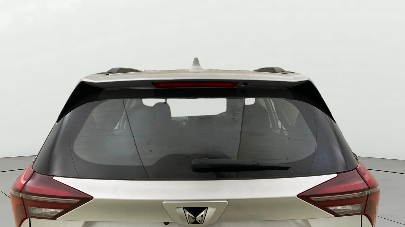 2022 Mahindra XUV700 AX 5 P AT 5 STR, Petrol, Automatic, 26,584 km, Rear Windshield