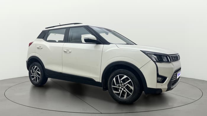 2022 Mahindra XUV300 W8 (O) 1.2 PETROL AMT, Petrol, Automatic, 12,403 km, Right Front Diagonal