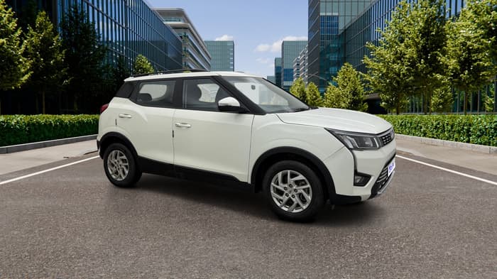 2022 Mahindra XUV300 W8 1.2 PETROL, Petrol, Manual, 28,344 km, Right Front Diagonal
