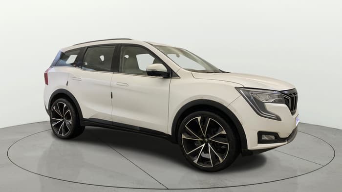 2022 Mahindra XUV700 AX 7 LUXURY P AT 7 STR, Petrol, Automatic, 13,673 km, Right Front Diagonal