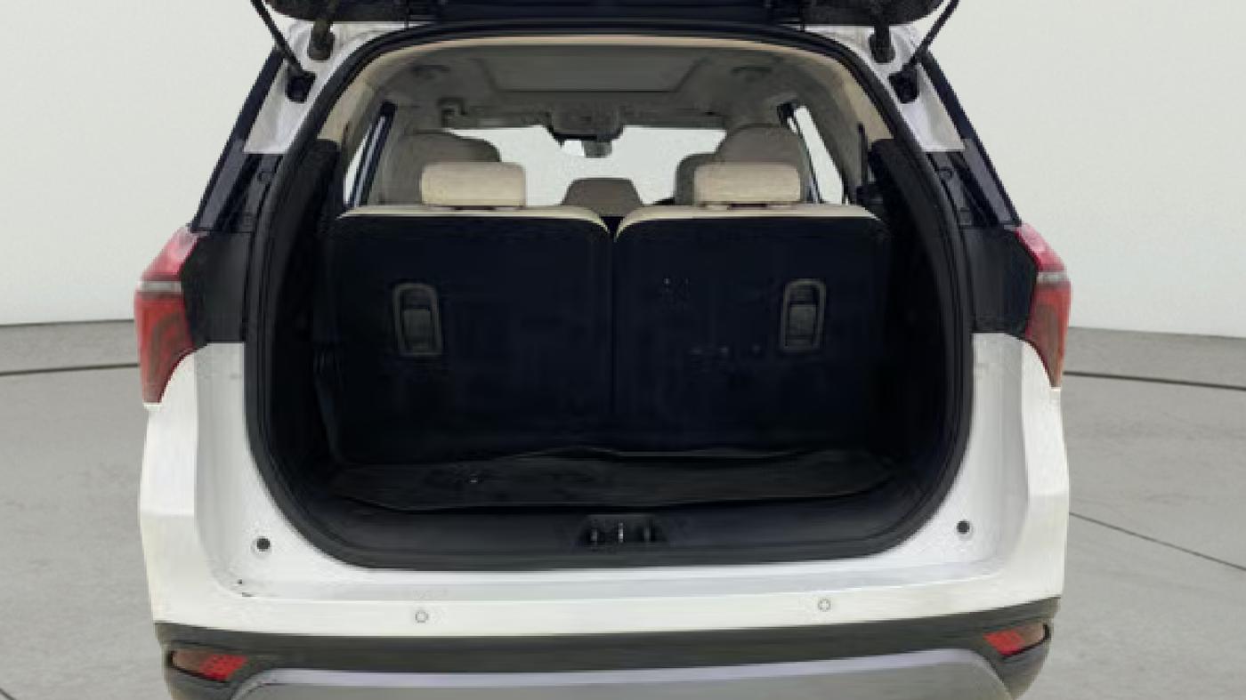 2023 Mahindra XUV700 AX 7 LUXURY P AT 7 STR, Petrol, Automatic, 63,989 km, Boot Open Zoomed View