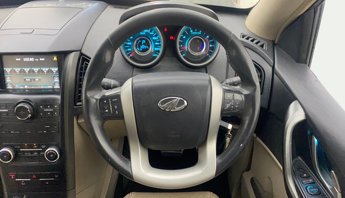 2017 Mahindra XUV500 W10 AT, Diesel, Automatic, 90,254 km, Steering Wheel Close Up