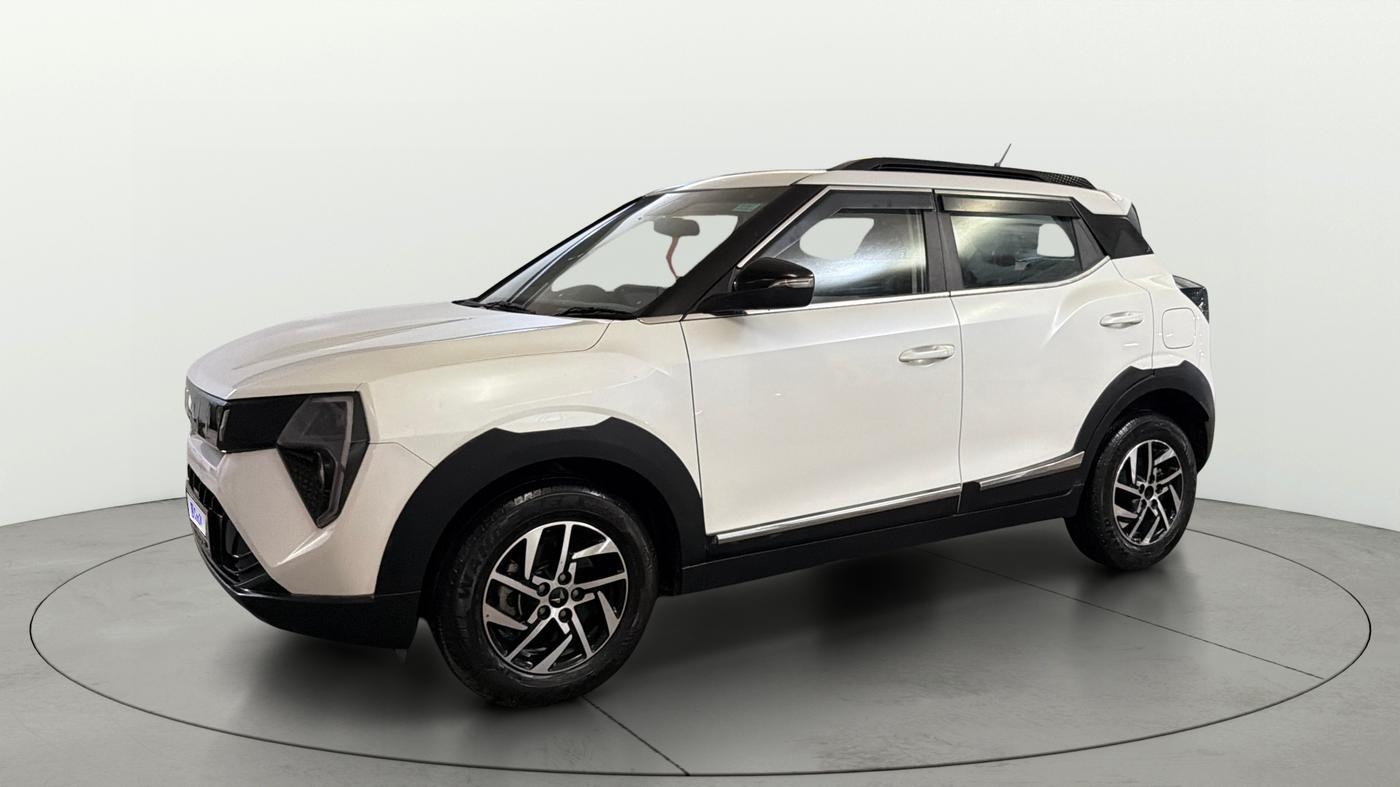 2025 Mahindra XUV 3XO AX5 1.2 L TCMPFi, Petrol, Manual, 5,026 km, Left Front Diagonal