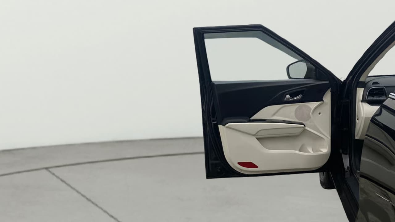 2025 Mahindra XUV 3XO AX5 1.2 L TCMPFI AT, Petrol, Automatic, 13,681 km, LHS Front Door
