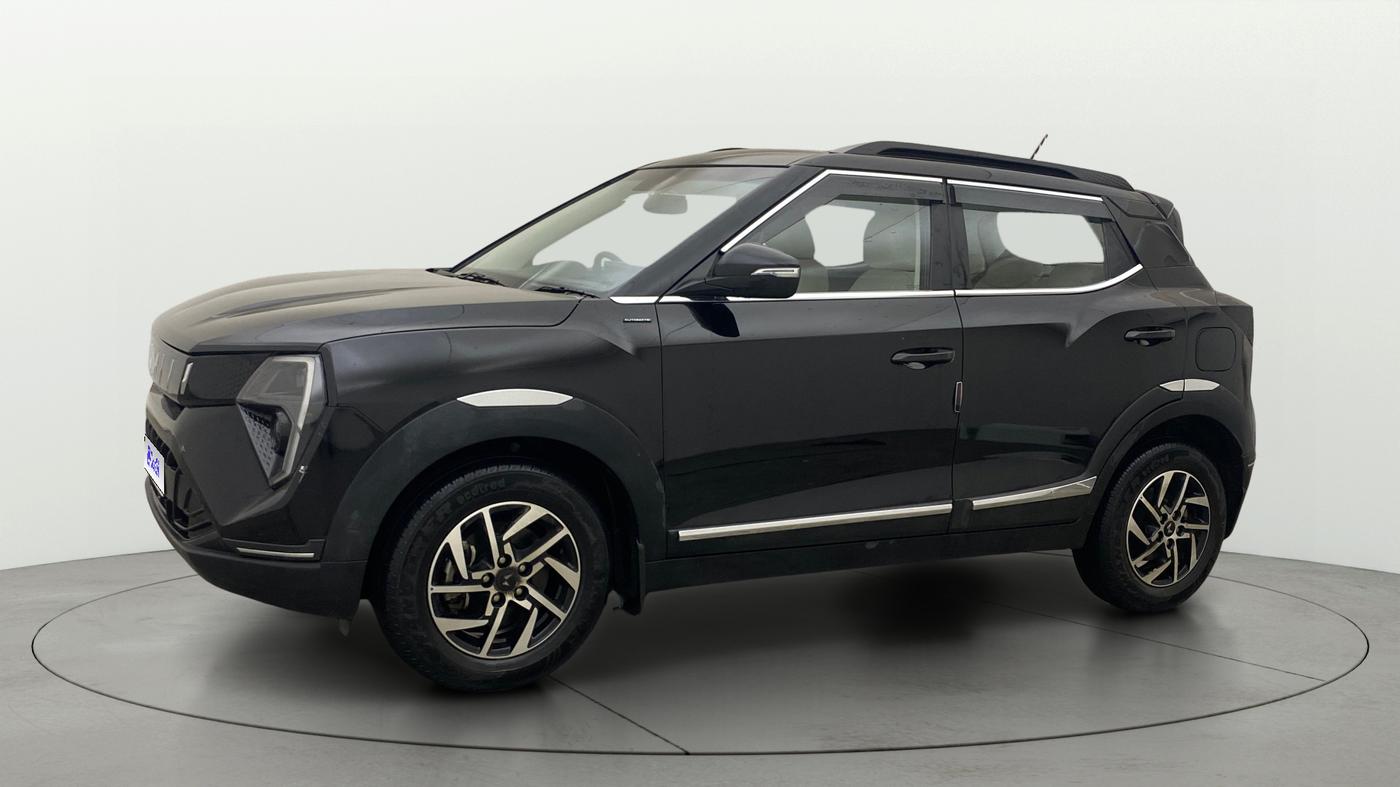 2025 Mahindra XUV 3XO AX5 1.2 L TCMPFI AT, Petrol, Automatic, 13,681 km, Left Front Diagonal