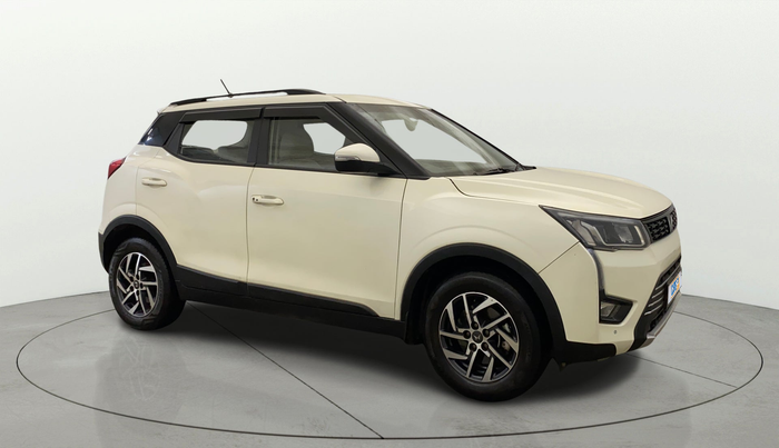 2022 Mahindra XUV300 W8 (O) 1.2 PETROL AMT, Petrol, Automatic, 39,378 km, Right Front Diagonal