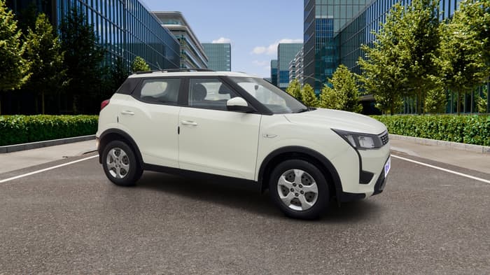 2022 Mahindra XUV300 W6 1.2 PETROL AMT, Petrol, Automatic, 1,06,623 km, Right Front Diagonal