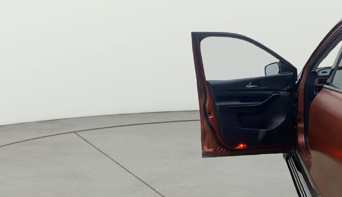 2024 Mahindra XUV700 AX 7 LUXURY P AT 7 STR, Petrol, Automatic, 28,763 km, LHS Front Door