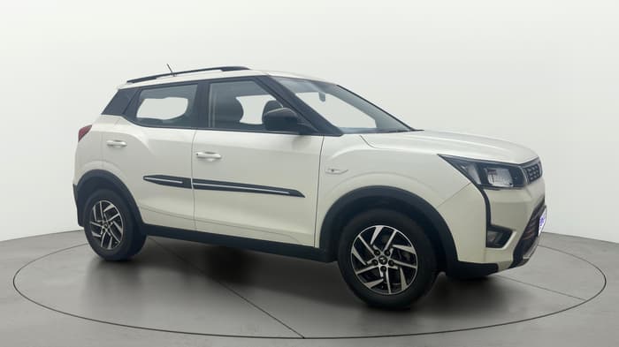 2023 Mahindra XUV300 W6 1.2 PETROL, Petrol, Manual, 30,053 km, Right Front Diagonal