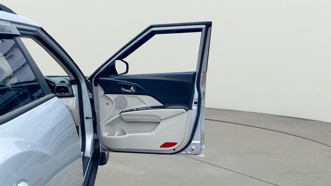 2022 Mahindra XUV300 W8 1.2 PETROL, Petrol, Manual, 15,635 km, RHS Front Door