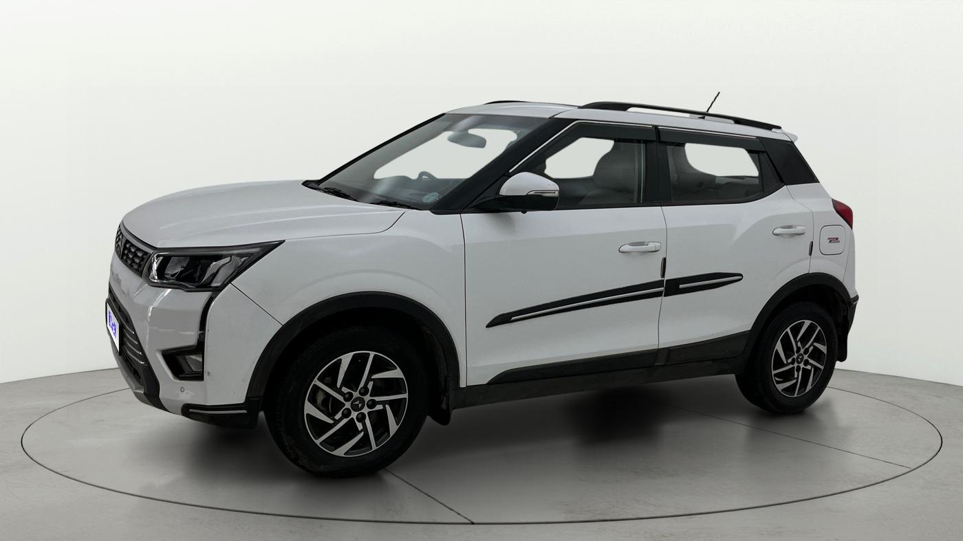 2024 Mahindra XUV300 W8 (O) 1.2 PETROL AMT, Petrol, Automatic, 16,200 km, Left Front Diagonal