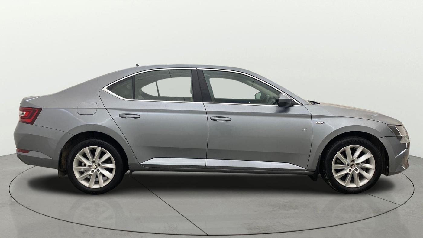 2016 Skoda Superb L&K 1.8 TSI AT, Petrol, Automatic, 1,05,887 km, Right Side View