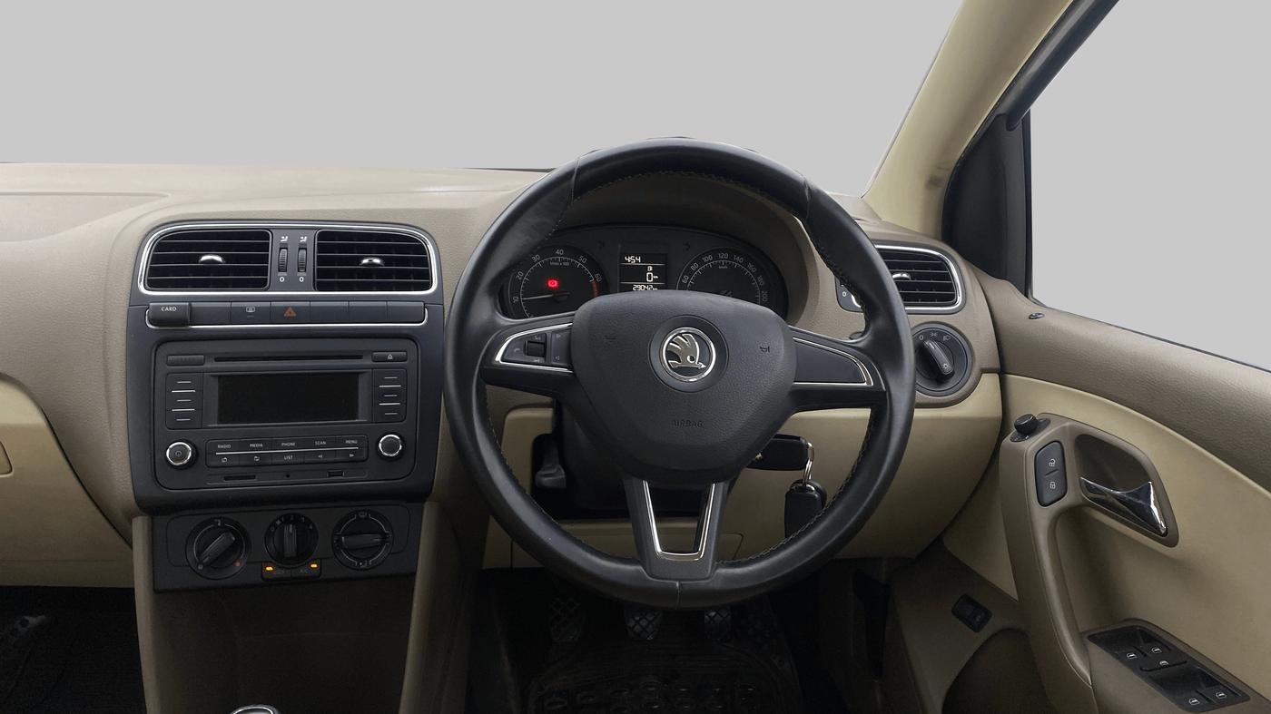 2015 Skoda Rapid AMBITION 1.6 MPI MT, Petrol, Manual, 29,042 km, Steering Wheel Close Up