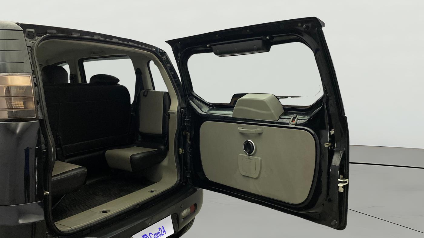 2016 Mahindra NUVOSPORT N8, Diesel, Manual, 75,995 km, Boot Door Open