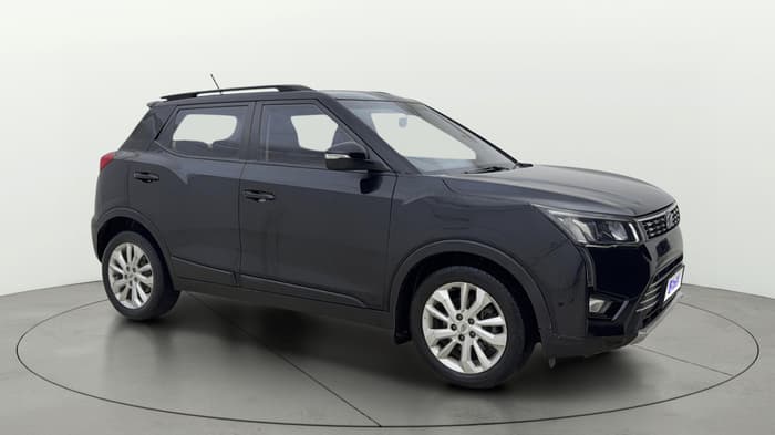 2021 Mahindra XUV300 W8 1.5 DIESEL, Diesel, Manual, 1,06,117 km, Right Front Diagonal
