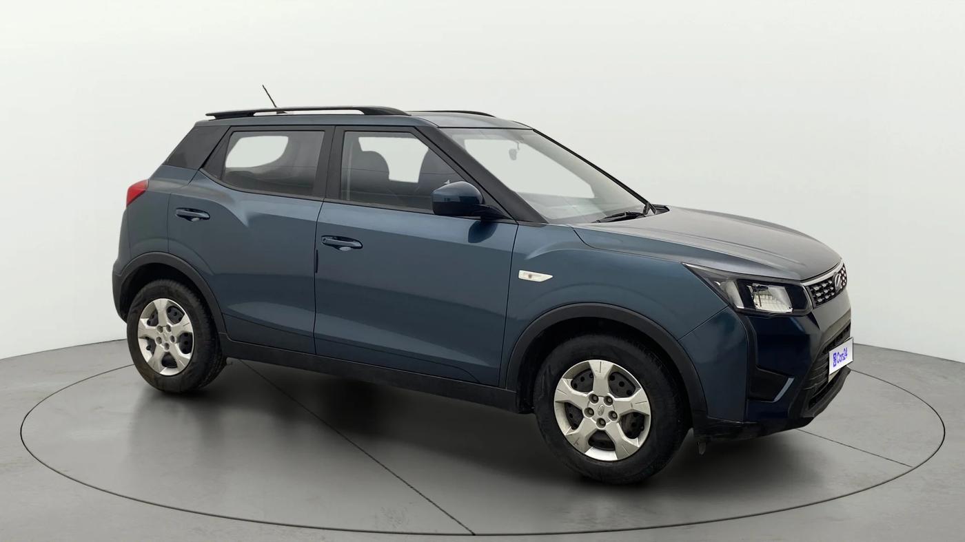 2022 Mahindra XUV300 W6 1.2 PETROL, Petrol, Manual, 42,653 km, Right Front Diagonal