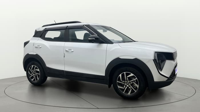 2025 Mahindra XUV 3XO AX5L 1.2 TGDi AT, Petrol, Automatic, 7,835 km, Right Front Diagonal
