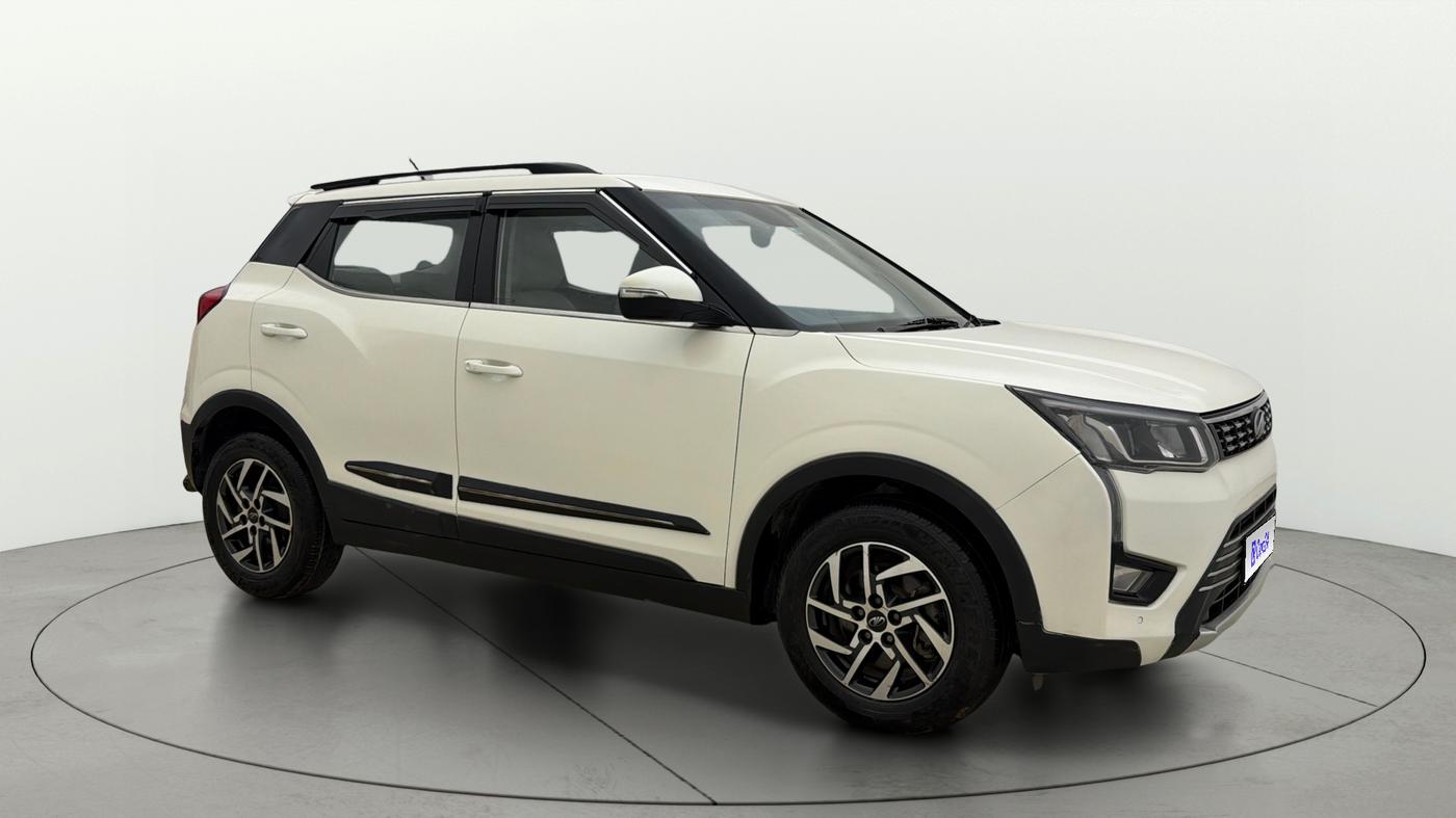 2022 Mahindra XUV300 W8 (O) 1.2 PETROL, Petrol, Manual, 28,505 km, Right Front Diagonal
