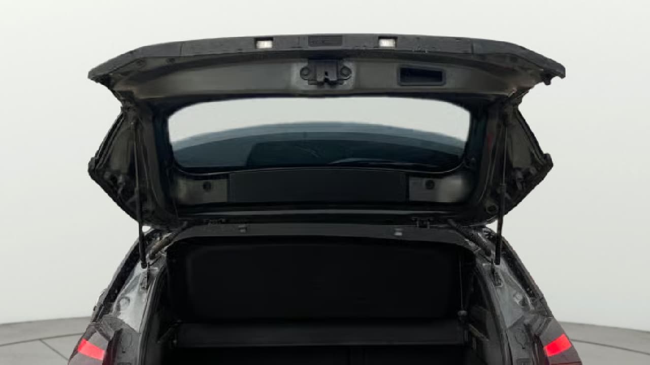 2024 Tata NEXON FEARLESS + SUNROOF DCA DUAL TONE 1.2 PETROL, Petrol, Automatic, 26,543 km, Boot Door Open