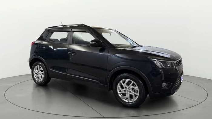 2023 Mahindra XUV300 W8 1.2 PETROL, Petrol, Manual, 29,060 km, Right Front Diagonal