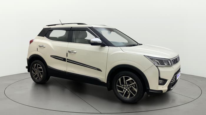 2023 Mahindra XUV300 W8 (O) 1.5 DIESEL AMT, Diesel, Automatic, 27,959 km, Right Front Diagonal