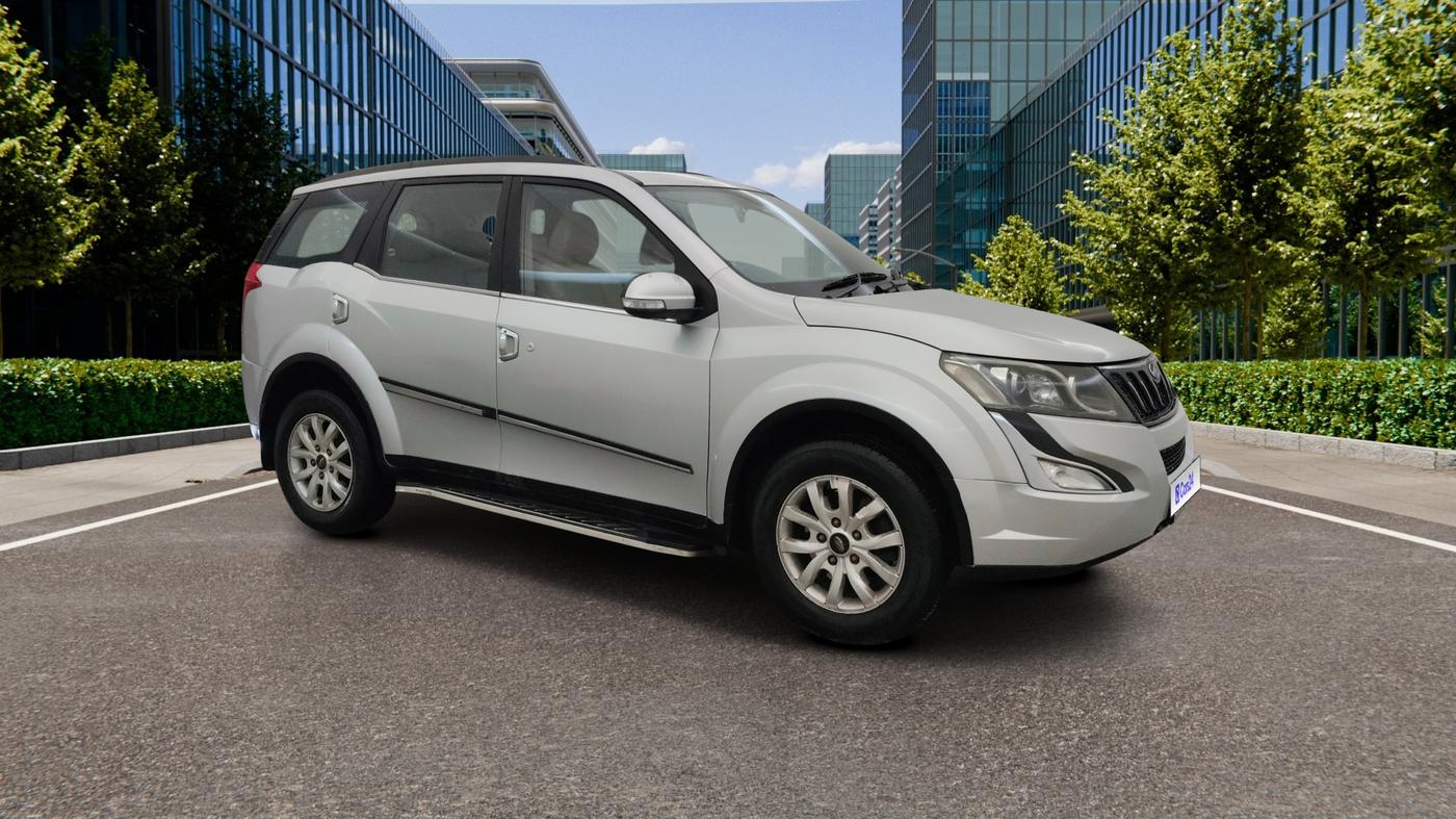 2016 Mahindra XUV500 W10, Diesel, Manual, 1,15,976 km, Right Front Diagonal