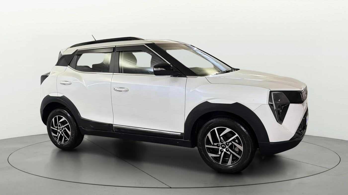 2025 Mahindra XUV 3XO AX5 1.2 L TCMPFi, Petrol, Manual, 5,026 km, Right Front Diagonal