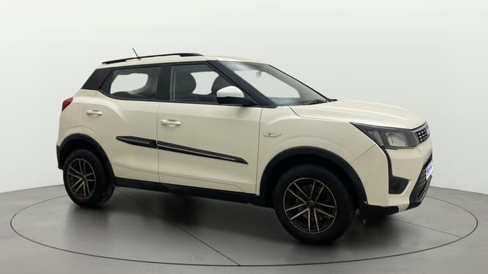 2022 Mahindra XUV300 W6 1.5 DIESEL AMT, Diesel, Automatic, 1,16,841 km, Right Front Diagonal
