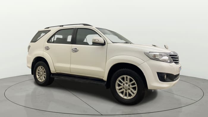 2014 Toyota Fortuner 3.0 4X2 AT, Diesel, Automatic, 89,942 km, Right Front Diagonal