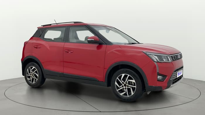 2022 Mahindra XUV300 W8 (O) 1.2 PETROL AMT, Petrol, Automatic, 27,053 km, Right Front Diagonal