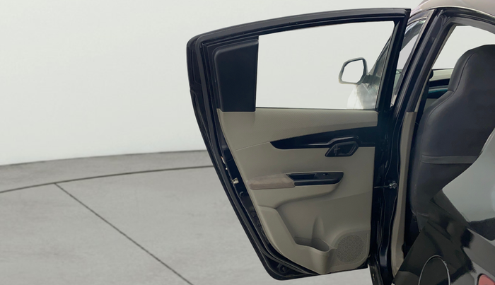 2016 Mahindra Kuv100 K8 6 STR, Petrol, Manual, 32,042 km, LHS Rear Door