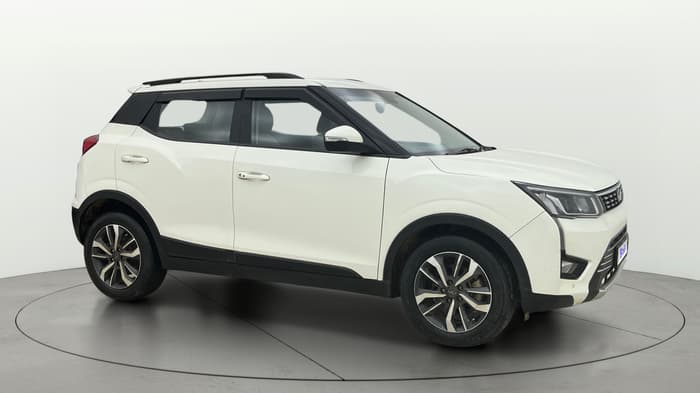 2020 Mahindra XUV300 W8 (O) 1.2 PETROL, Petrol, Manual, 1,08,744 km, Right Front Diagonal