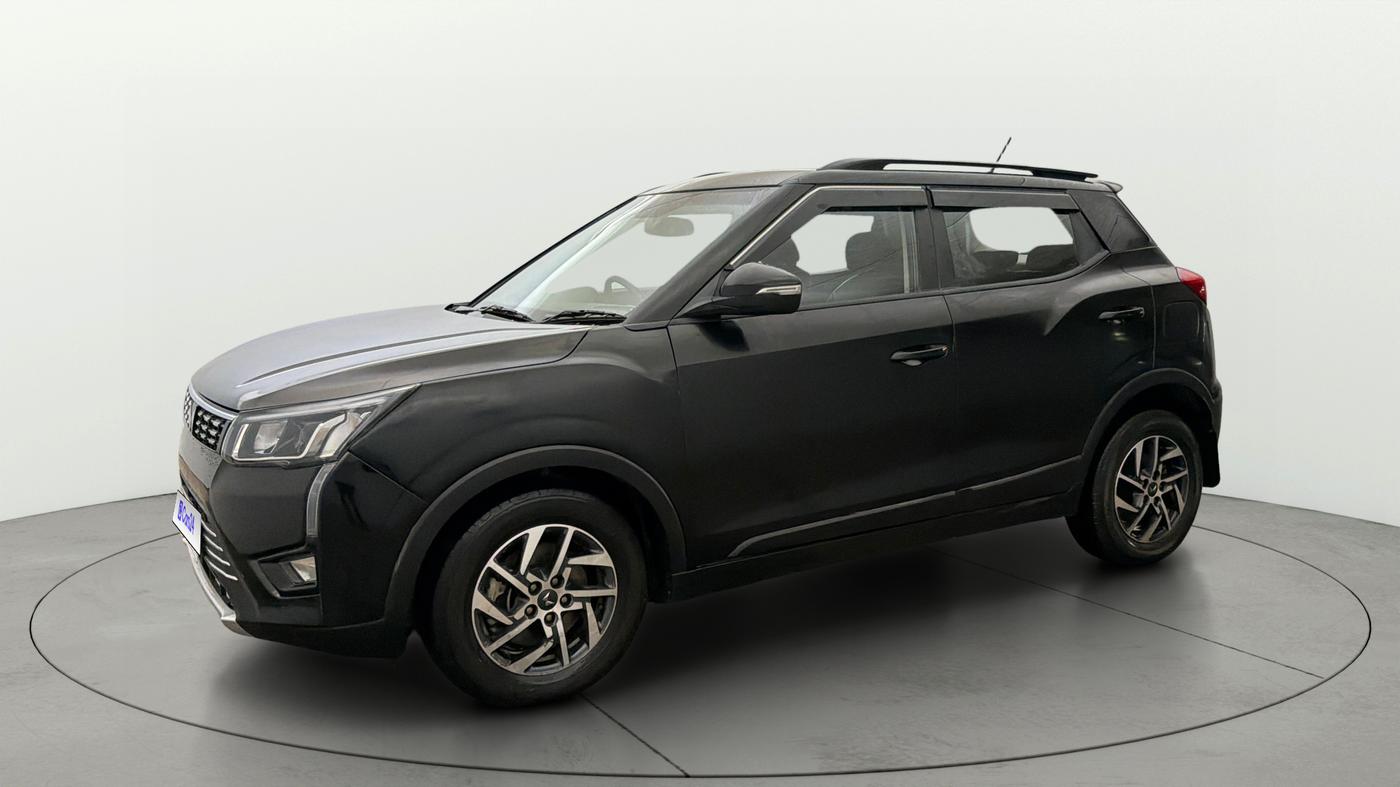2023 Mahindra XUV300 W8 (O) 1.2 PETROL, Petrol, Manual, 48,101 km, Left Front Diagonal