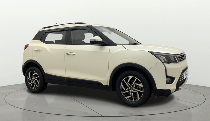 2022 Mahindra XUV300 W8 (O) 1.2 PETROL AMT, Petrol, Automatic, 30,355 km, Right Front Diagonal