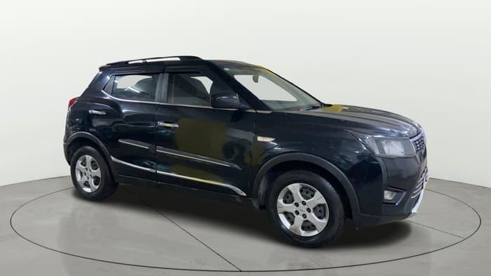 2021 Mahindra XUV300 W6 1.5 Sunroof Diesel, Diesel, Manual, 1,35,953 km, Right Front Diagonal