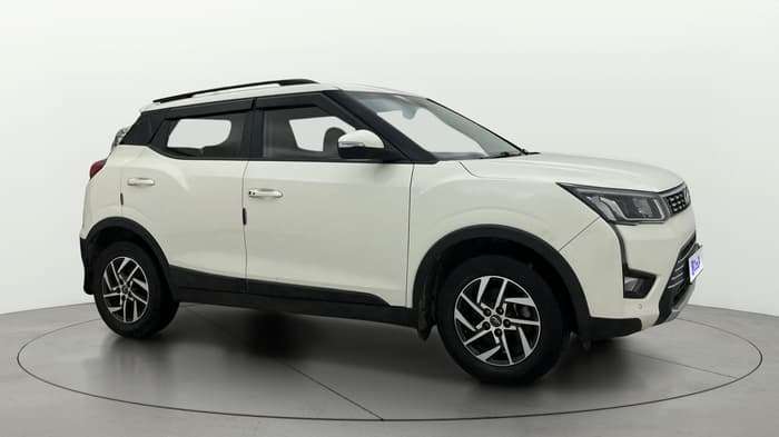 2022 Mahindra XUV300 W8 (O) 1.2 PETROL AMT, Petrol, Automatic, 53,632 km, Right Front Diagonal