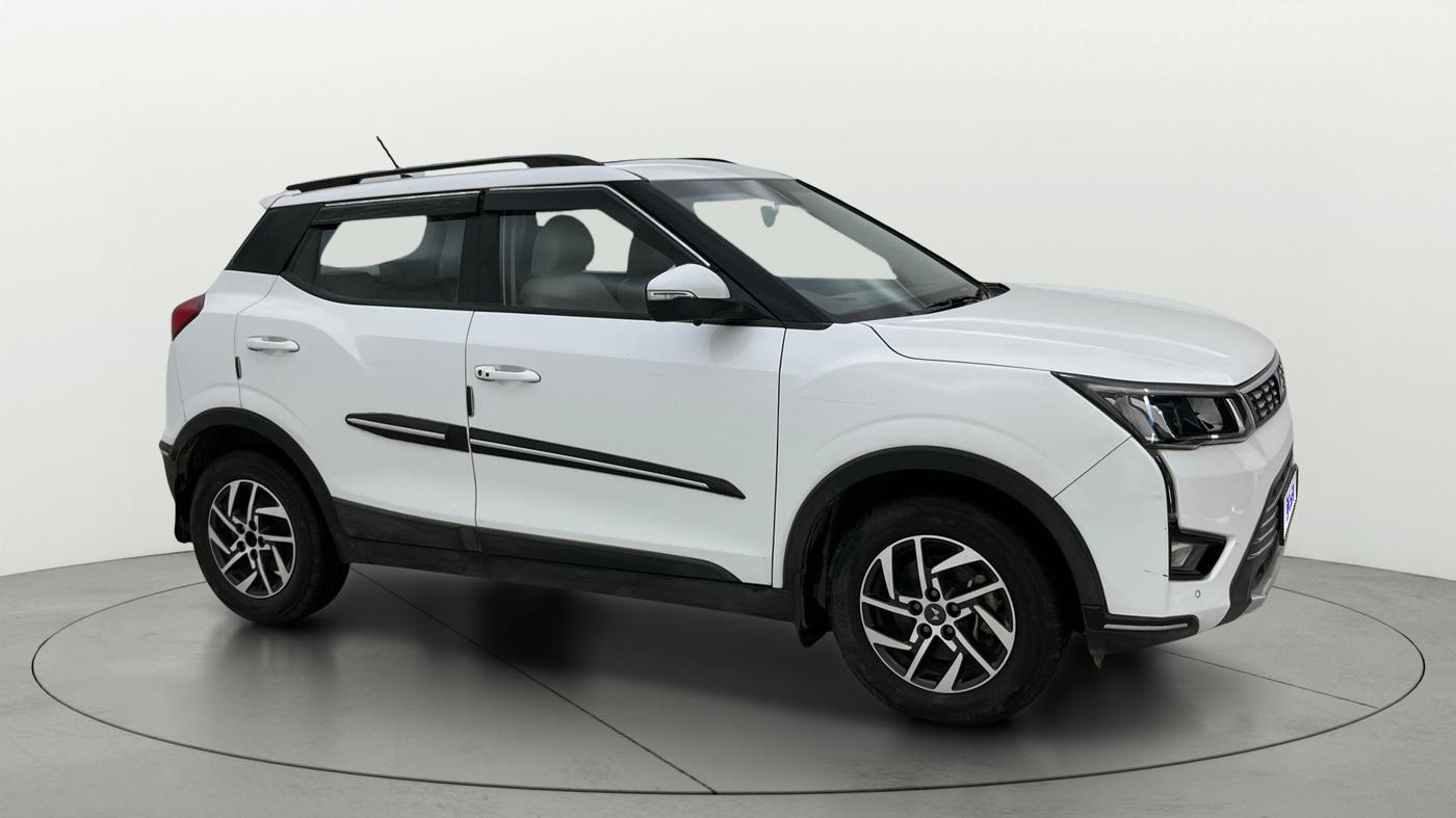 2024 Mahindra XUV300 W8 (O) 1.2 PETROL AMT, Petrol, Automatic, 16,200 km, Right Front Diagonal