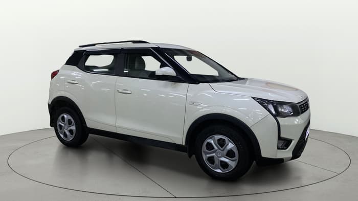 2023 Mahindra XUV300 W6 1.2 PETROL, Petrol, Manual, 31,614 km, Right Front Diagonal
