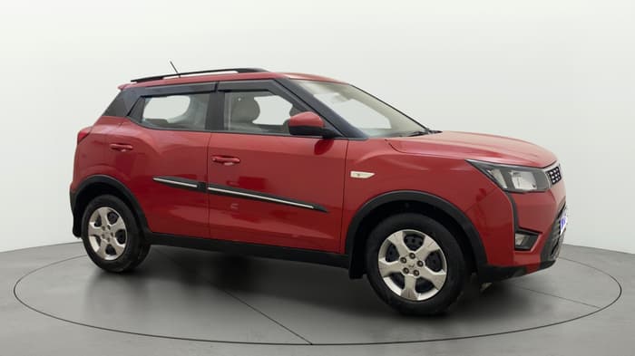 2023 Mahindra XUV300 W6 1.2 PETROL AMT, Petrol, Automatic, 28,929 km, Right Front Diagonal
