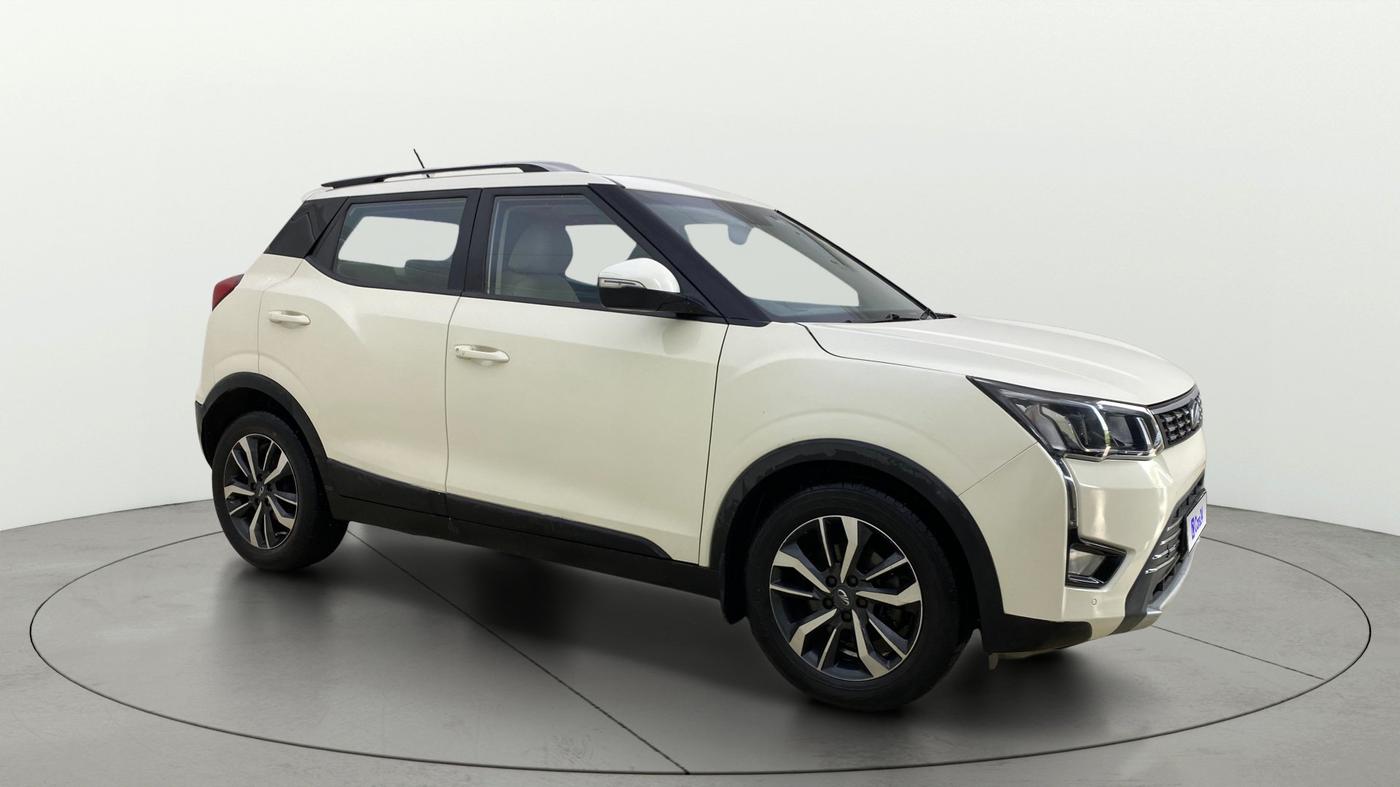 2019 Mahindra XUV300 W8 (O) 1.5 DIESEL AMT, Diesel, Automatic, 1,40,621 km, Right Front Diagonal