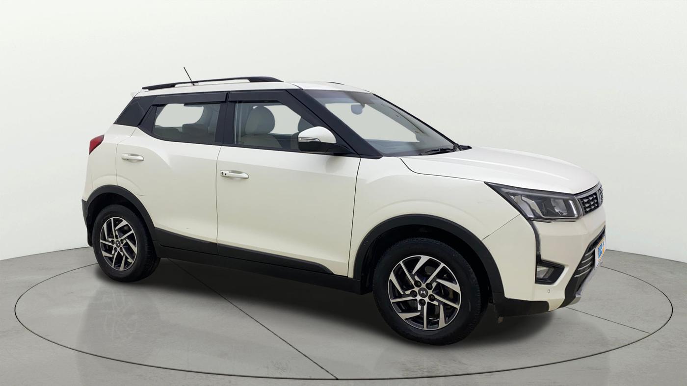 2023 Mahindra XUV300 W8 (O) 1.5 DIESEL AMT, Diesel, Automatic, 90,866 km, Right Front Diagonal
