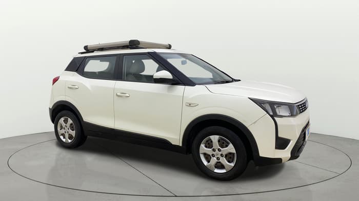 2020 Mahindra XUV300 W6 1.2 PETROL, Petrol, Manual, 99,774 km, Right Front Diagonal