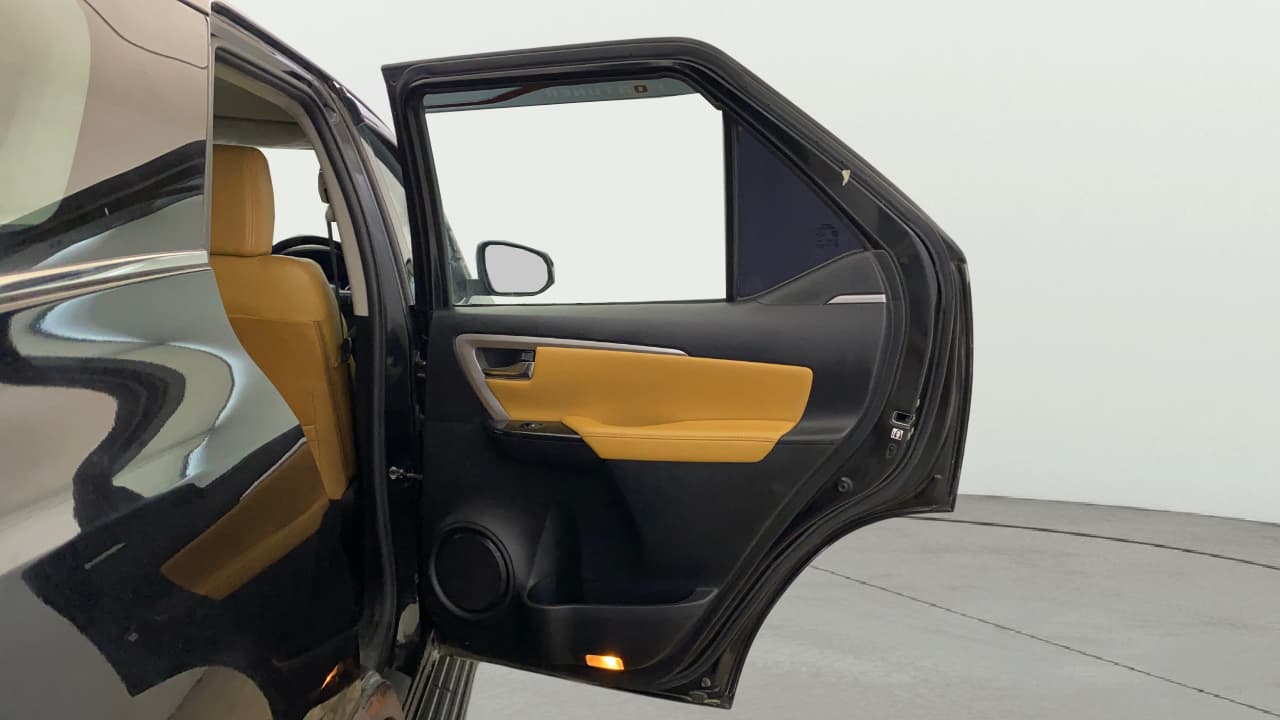 2023 Toyota Fortuner 4X4 AT 2.8 DIESEL, Diesel, Automatic, 83,884 km, RHS Rear Door